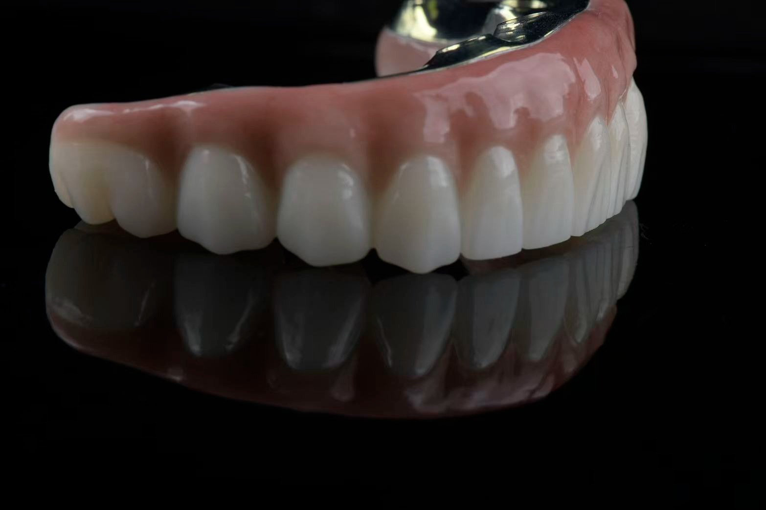 Upper arch prosthesis — front view