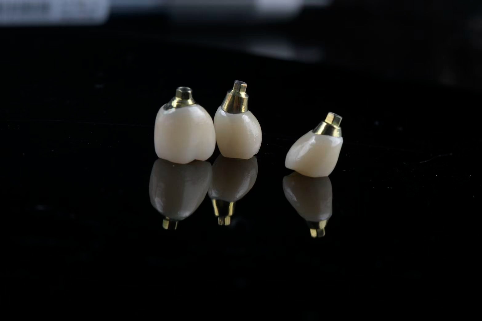 Individual implant crowns on abutments